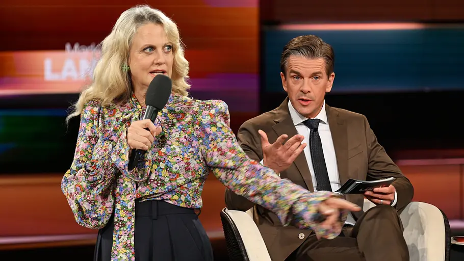 Barbara Schöneberger ist nicht politisch genug für Markus Lanz. Montage: Markus Lanz sitzend in seinem Studio, Barbara Schöneberger neben ihm mit Mikrofon.