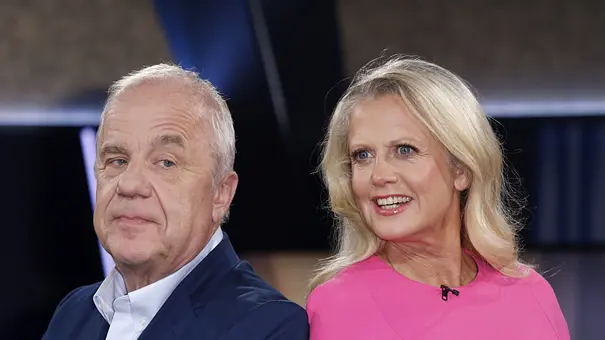 Hubertus Meyer-Burckhardt im dunkelblauen Sakko und Barbara Schöneberger im pinkfarbenen Oberteil sitzen nebeneinander. - Foto: IMAGO / imagebroker Hubertus Meyer-Burckhardt im dunkelblauen Sakko und Barbara Schöneberger im pinkfarbenen Oberteil sitzen nebeneinander. - Foto: IMAGO / imagebroker
