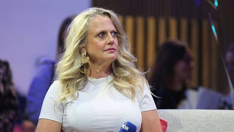 Barbara Schöneberger beim OMR-Festival mit einem ernsten Gesichtsausdruck - Foto:  IMAGO / Hartenfelser