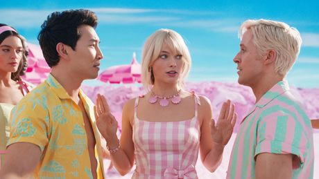 Barbie steht zwischen zwei Kens und hält sie vom Streiten ab  - Foto: Warner Bros.