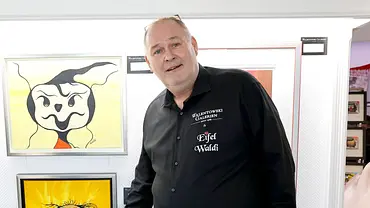 Walter Lehnertz besucht eine Kunstausstellung und posiert für die Kamera. - Foto: IMAGO / Future Image Walter Lehnertz besucht eine Kunstausstellung und posiert für die Kamera. - Foto: IMAGO / Future Image
