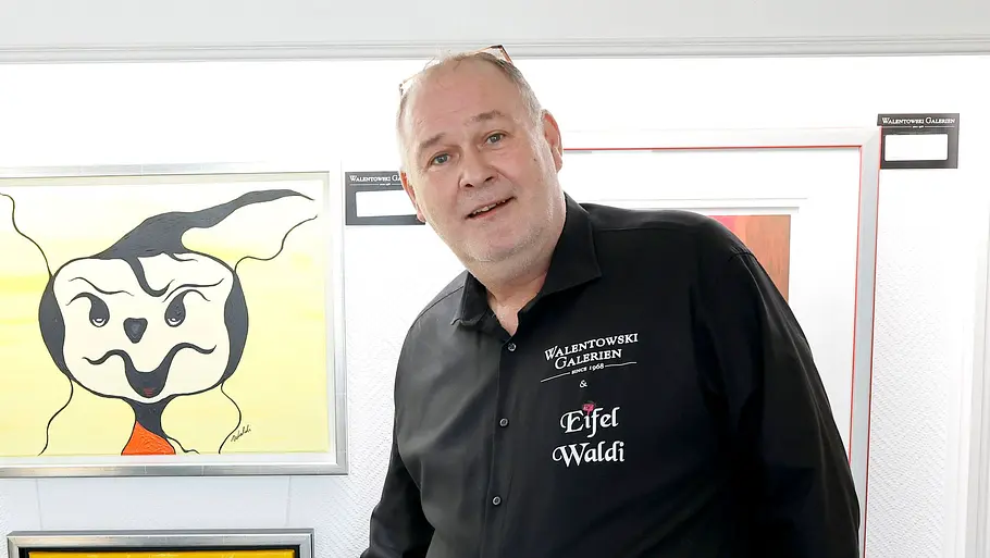 Walter Lehnertz warnt seine Fans vor Betrügern im Netz. Walter Lehnertz besucht eine Kunstausstellung und posiert für die Kamera.