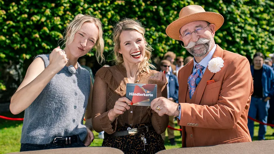 Leonie Bartsch und Linn Schütze zu Gast bei „Bares für Rares XXL“ Leonie Bartsch und Linn Schütze mit Horst Lichter bei „Bares für Rares XXL“ die begehrte Händlerkarte