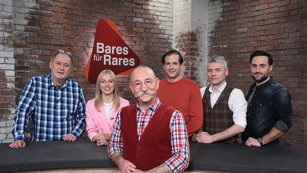 Waldi Lehnertz & seine „Bares für Rares“-Kollegen am Set der Show - Foto: ZDF/Frank W. Hempel