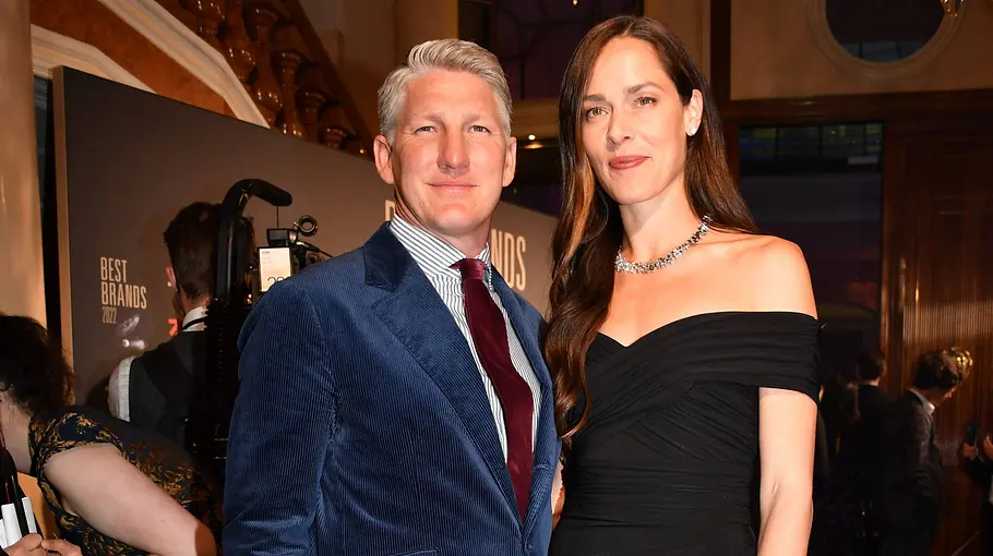 Bastian Schweinsteiger Bastian Schweinsteiger und Ana Ivanović stehen fein gekleidet in der Öffentlichkeit.