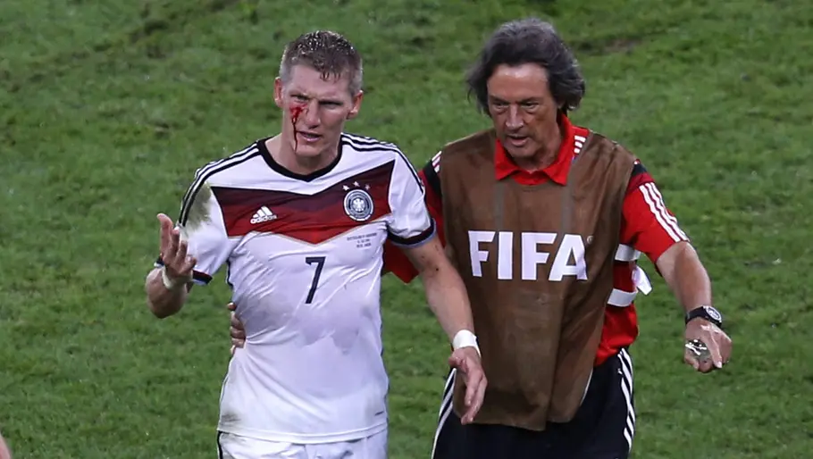 Bastian Schweinsteiger Bastian Schweinsteiger mit einer Platzwunde beim WM-Finale im Jahr 2014.