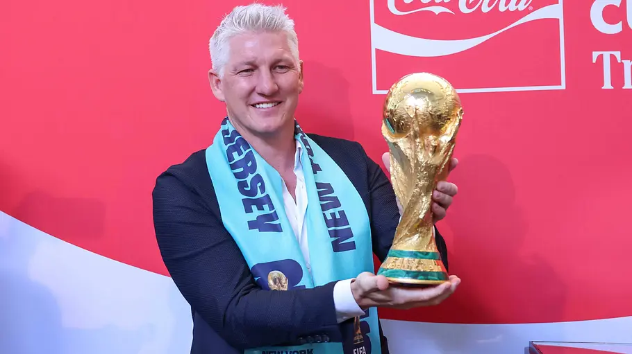 Bastian Schweinsteiger mit dem WM Pokal Bastian Schweinsteiger hält den WM Pokal in den Händen