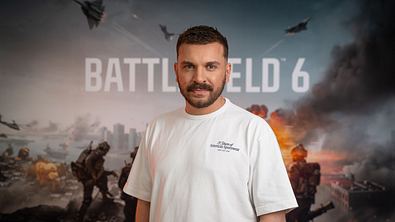 Edin Hasanović steht vor dem Plakat von „Battlefield 6“. - Foto: MSM Digital