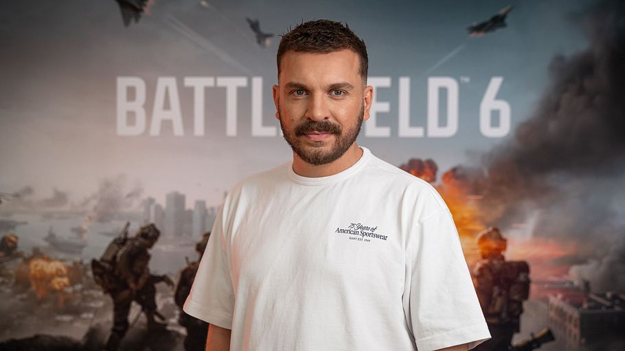 Edin Hasanovic steht vor dem Plakat von „Battlefield 6“.