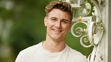 Bauer Friedrich lächelt in die Kamera - Foto: RTL / Stefan Gregorowius