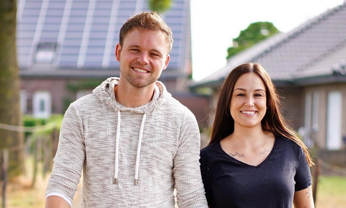 Bauer sucht Frau-Kandidaten Julia und André laufen Hand in Hand neben ihrem Hund.