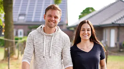 Bauer sucht Frau-Kandidaten Julia und André laufen Hand in Hand neben ihrem Hund - Foto: RTL / Stefan Gregorowius