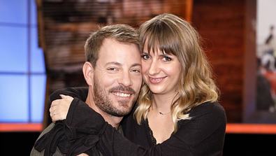 Anna und Gerald Heiser halten sich in den Armen und lächeln in die Kamera. - Foto: IMAGO / Future Image