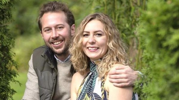 Arne und Antje lächeln in die Kamera - Foto: rtl/Andreas Friese