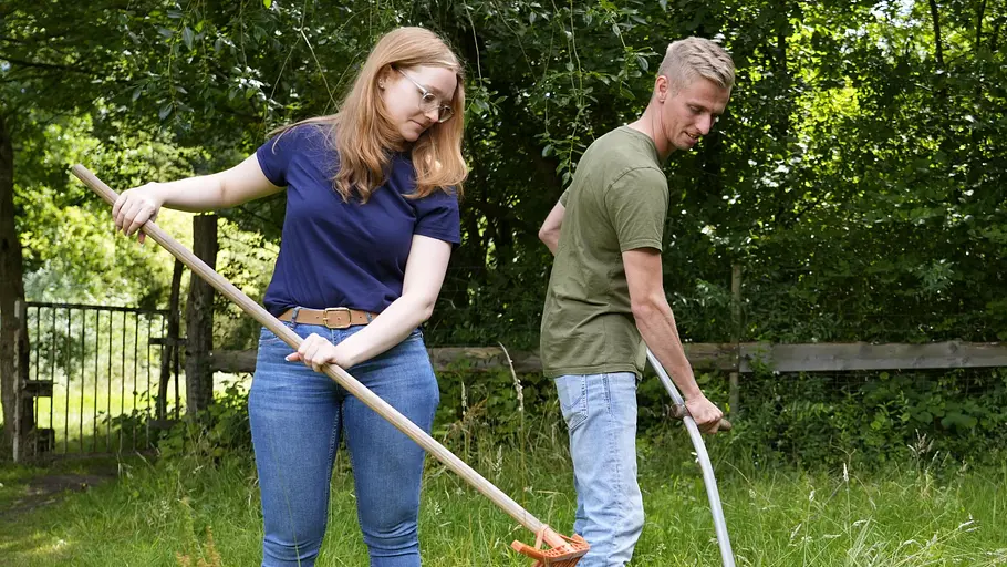 Bauer such Frau: Pauline und Christopher kommen sich immer näher Bauer such Frau: Pauline und Christopher arbeiten auf der Wiese
