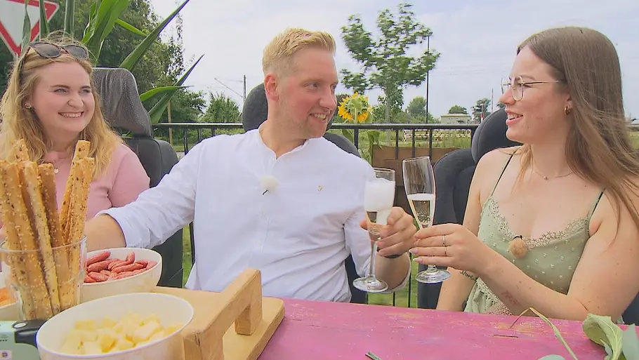 Bauer sucht Frau: Daniel stößt mit seinen Kandidatinnen Jennifer und Emely an