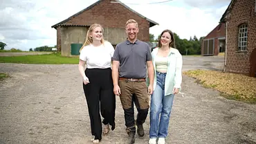 Bauer sucht Frau-Kandidat Daniel mit seinen Auserwählten Emely und Jennifer - Foto: RTL