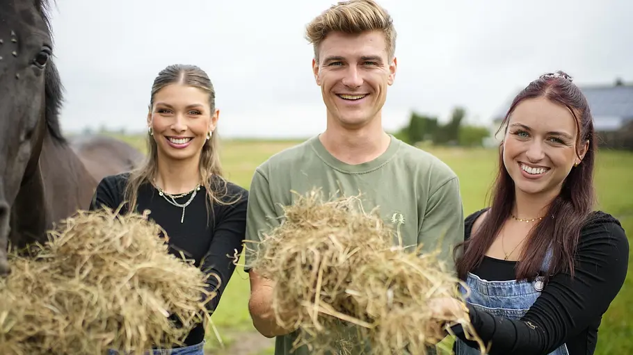 Bauer sucht Frau: Friedrich mit seinen Hofdamen Selina und Laura