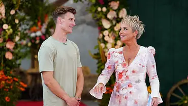 Bauer sucht Frau 2025: Kandidat Friedrich steht neben Inka Bause  - Foto: RTL / Stefan Gregorowius