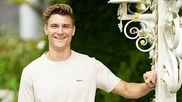 Bauer sucht Frau-Kandidat Friedrich lächelt in die Kamera - Foto: RTL / Stefan Gregorowius Bauer sucht Frau-Kandidat Friedrich lächelt in die Kamera - Foto: RTL / Stefan Gregorowius