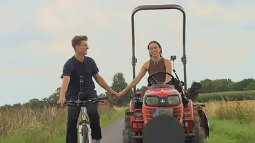 Laura auf dem Traktor, Friedrich auf dem Rad - Foto: RTL Laura auf dem Traktor, Friedrich auf dem Rad - Foto: RTL