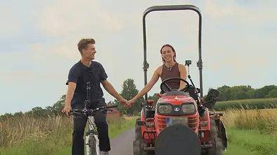 Laura auf dem Traktor, Friedrich auf dem Rad - Foto: RTL Laura auf dem Traktor, Friedrich auf dem Rad - Foto: RTL