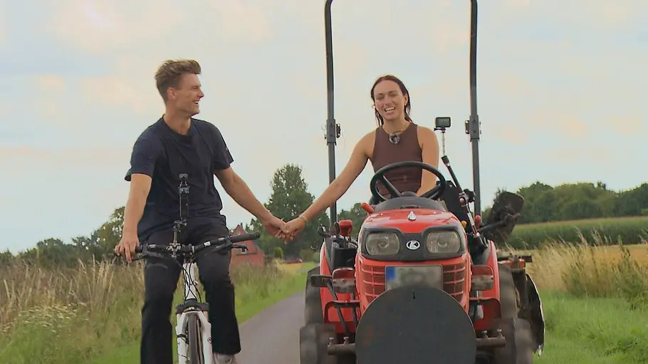 Laura und Friedrich sind weiterhin ein Paar Laura auf dem Traktor, Friedrich auf dem Rad
