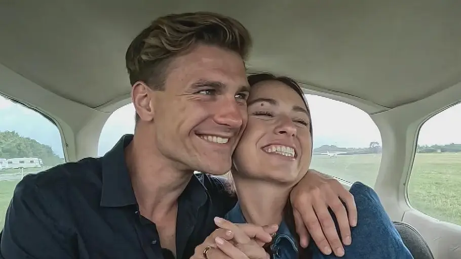 Friedrich Dieckmann und Laura Wagner kuscheln bei einer Traktorfahrt.