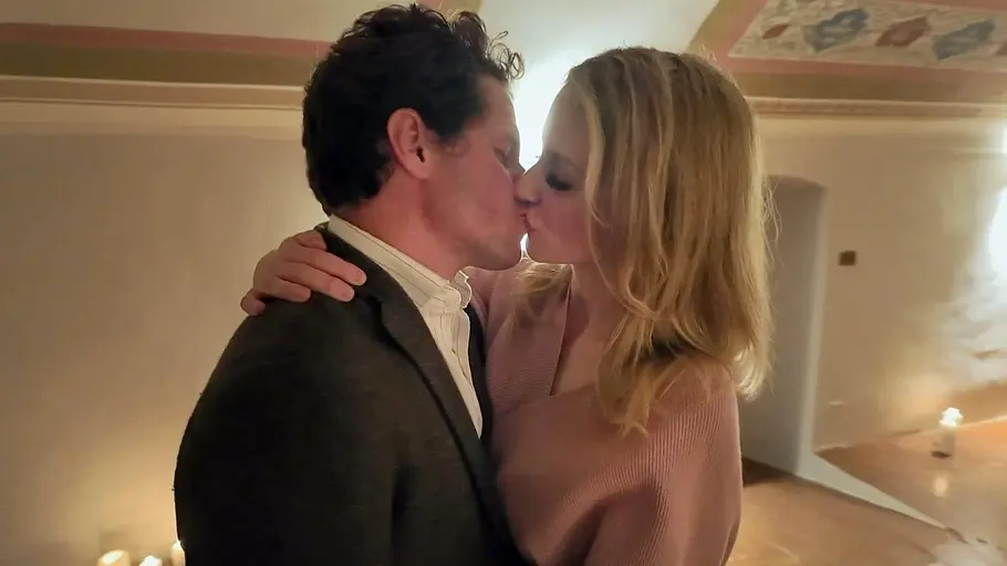 Martin und Vanessa küssen sich innig. Ein Foto aus alten Tagen.