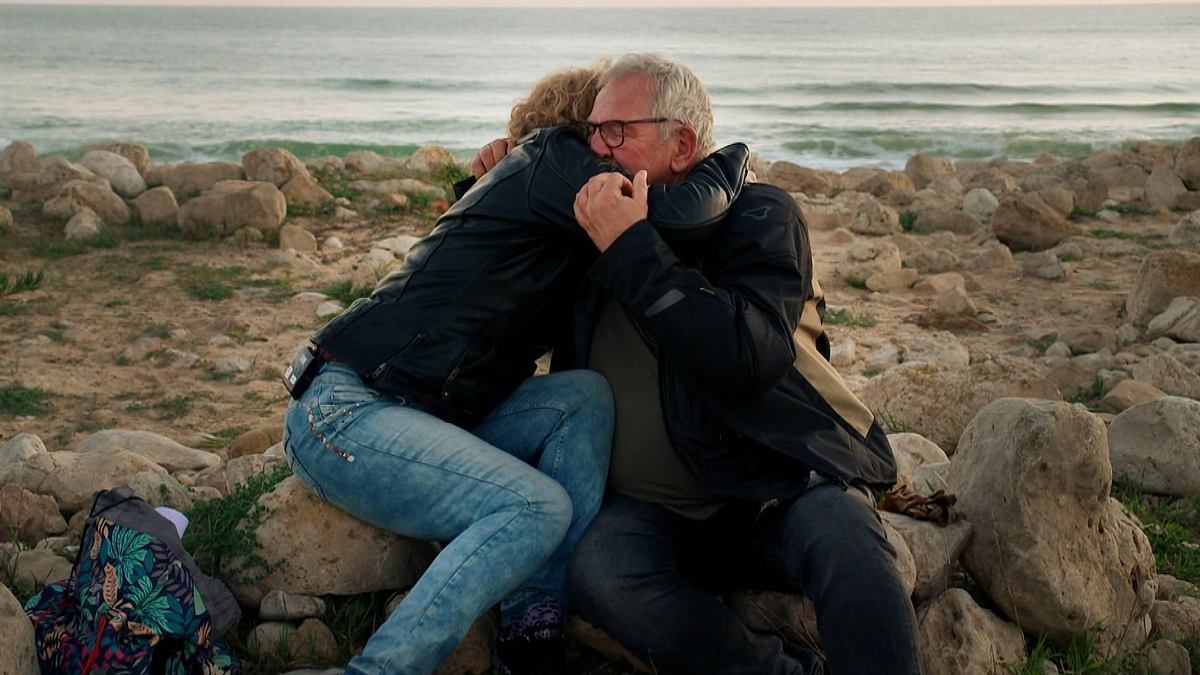 Bauer sucht Frau International: Olaf und Anna getrennt Bei „Bauer sucht Frau International“ umarmen sich Olaf und Anna innig an der Küste von Portugal.