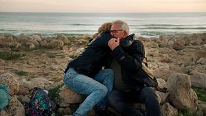 Bei „Bauer sucht Frau International“ umarmen sich Olaf und Anna innig an der Küste von Portugal. - Foto: RTL