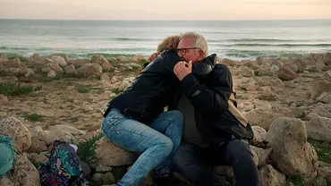 Bei „Bauer sucht Frau International“ umarmen sich Olaf und Anna innig an der Küste von Portugal. - Foto: RTL