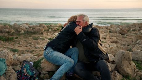 Bei „Bauer sucht Frau International“ umarmen sich Olaf und Anna innig an der Küste von Portugal. - Foto: RTL