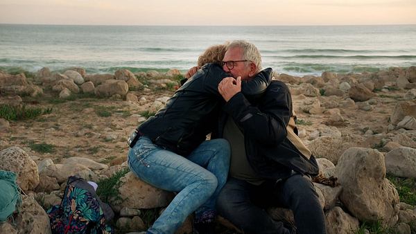 Bei „Bauer sucht Frau International“ umarmen sich Olaf und Anna innig an der Küste von Portugal. - Foto: RTL