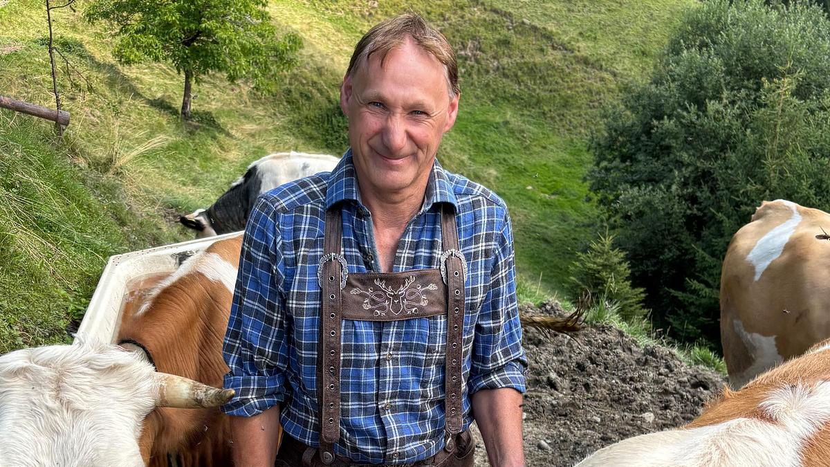 Bauer sucht Frau International-Kandidat Franz aus Österreich steht lächelnd neben seinen Kühen