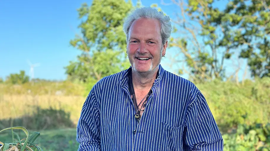 Bauer sucht Frau International 2026: Turner aus Schweden Bauer sucht Frau International-Kandidat Turner steht in der Natur und lächelt in die Kamera