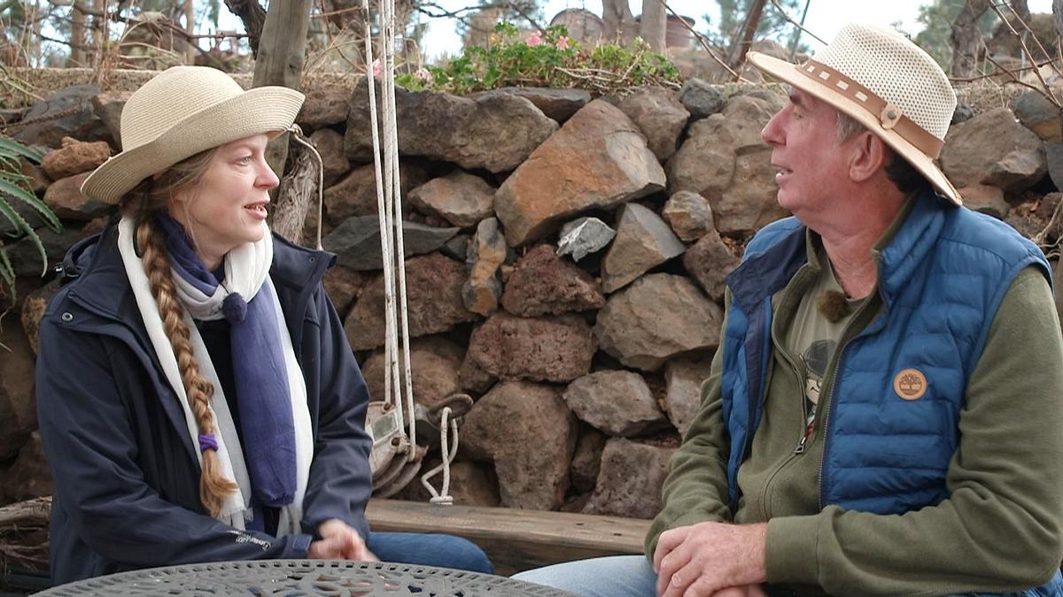 „Bauer sucht Frau International“: Anke wird abserviert „Bauer sucht Frau International“-Kandidatin Anke im Gespräch mit Farmer Roger, beide tragen Hüte.