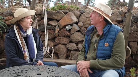 „Bauer sucht Frau International“-Kandidatin Anke im Gespräch mit Farmer Roger, beide tragen Hüte. - Foto: RTL