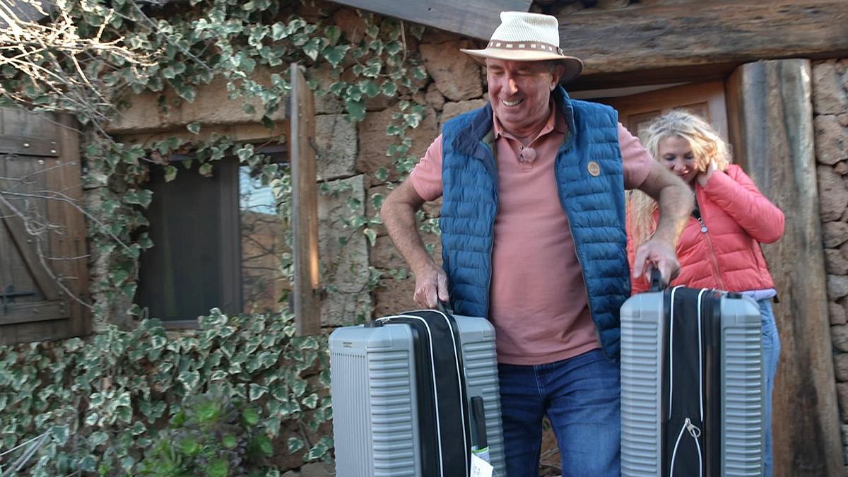 Bauer sucht Frau International: Kein Happy End für Roger und Sophia Bauer sucht Frau International-Kandidat Roger trägt die Koffer von Kandidatin Sophia. Beide lachen dabei
