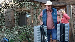 Bauer sucht Frau International-Kandidat Roger trägt die Koffer von Kandidatin Sophia. Beide lachen dabei - Foto: RTL