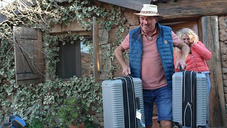 Bauer sucht Frau International-Kandidat Roger trägt die Koffer von Kandidatin Sophia. Beide lachen dabei - Foto: RTL
