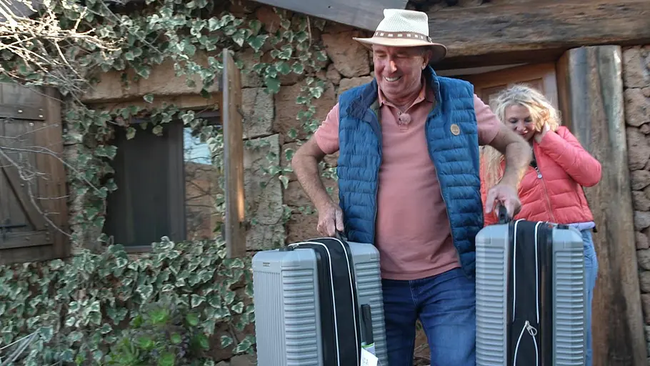 Bauer sucht Frau International: Kein Happy End für Roger und Sophia Bauer sucht Frau International-Kandidat Roger trägt die Koffer von Kandidatin Sophia. Beide lachen dabei