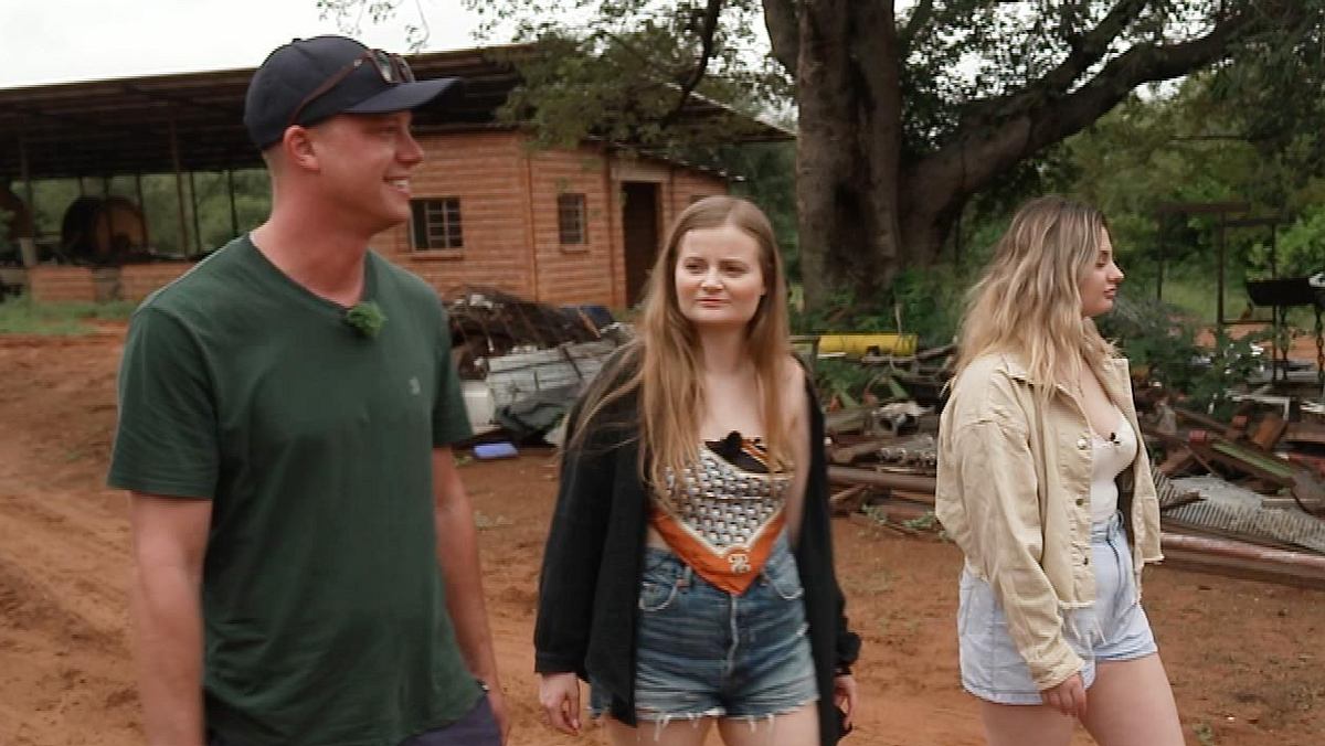 „Bauer sucht Frau International“: Björn bekam nächtlichen Besuch „Bauer sucht Frau International“-Kandidat Björn führt seine Hofdamen Sarah und Lea über den Hof in Namibia
