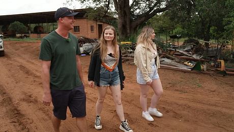 „Bauer sucht Frau International“-Kandidat Björn führt seine Hofdamen Sarah und Lea über den Hof in Namibia - Foto: RTL