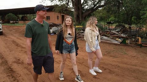 „Bauer sucht Frau International“-Kandidat Björn führt seine Hofdamen Sarah und Lea über den Hof in Namibia - Foto: RTL