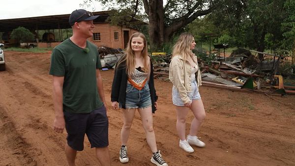 „Bauer sucht Frau International“-Kandidat Björn führt seine Hofdamen Sarah und Lea über den Hof in Namibia - Foto: RTL