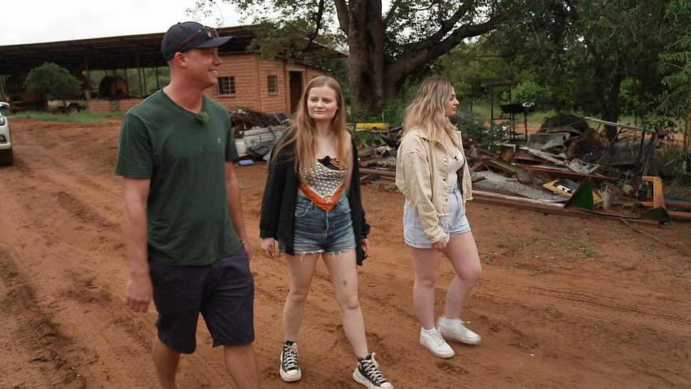 „Bauer sucht Frau International“-Kandidat Björn führt seine Hofdamen Sarah und Lea über den Hof in Namibia - Foto: RTL