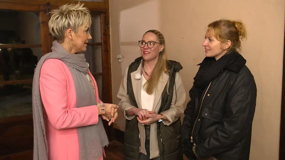 Inka Bause redet mit Sarah und Sanda bei Bauer sucht Frau International