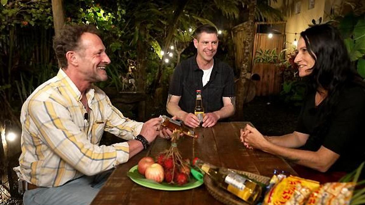 Bauer sucht Frau International: Kandidat teilt gegen Mitbewerber aus Die „Bauer sucht Frau International“-Kandidaten Carmen, Patrick und Sven sitzen gemeinsam am Tisch und lachen.