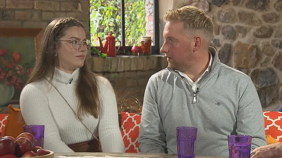 Bauer sucht Frau: Daniel und Jenny sitzen nebeneinander beim großen Wiedersehen